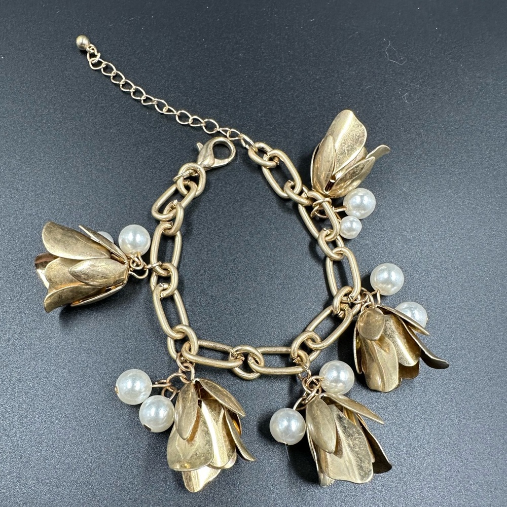 Vintage Gold Tone Flowers and Pearls Charm Bracelet